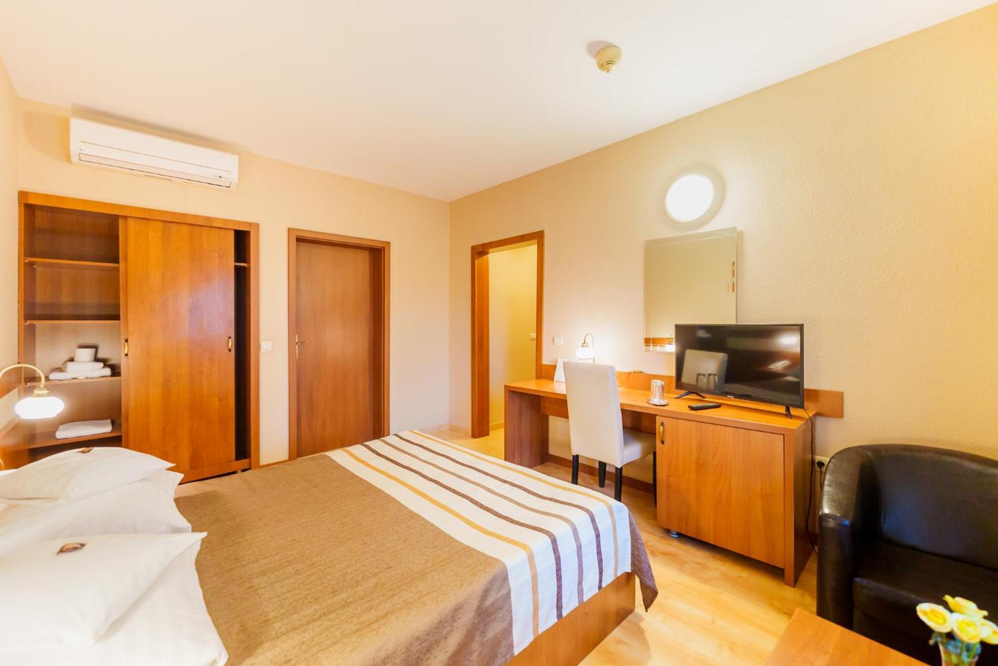 Hotel Crisana อาราด ภายนอก รูปภาพ