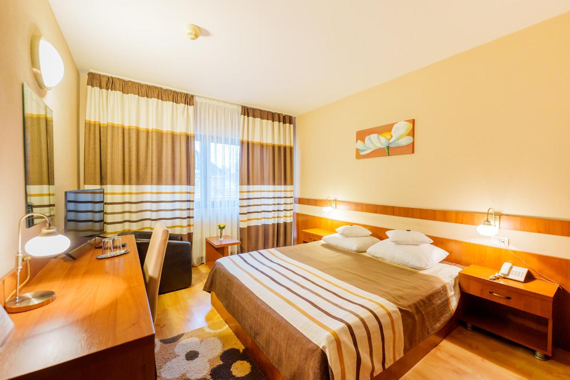 Hotel Crisana อาราด ภายนอก รูปภาพ