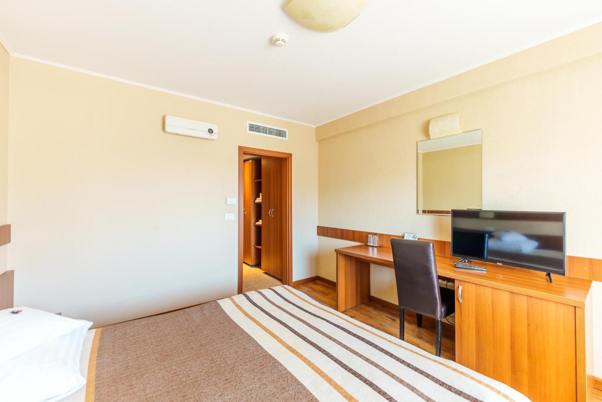 Hotel Crisana อาราด ภายนอก รูปภาพ